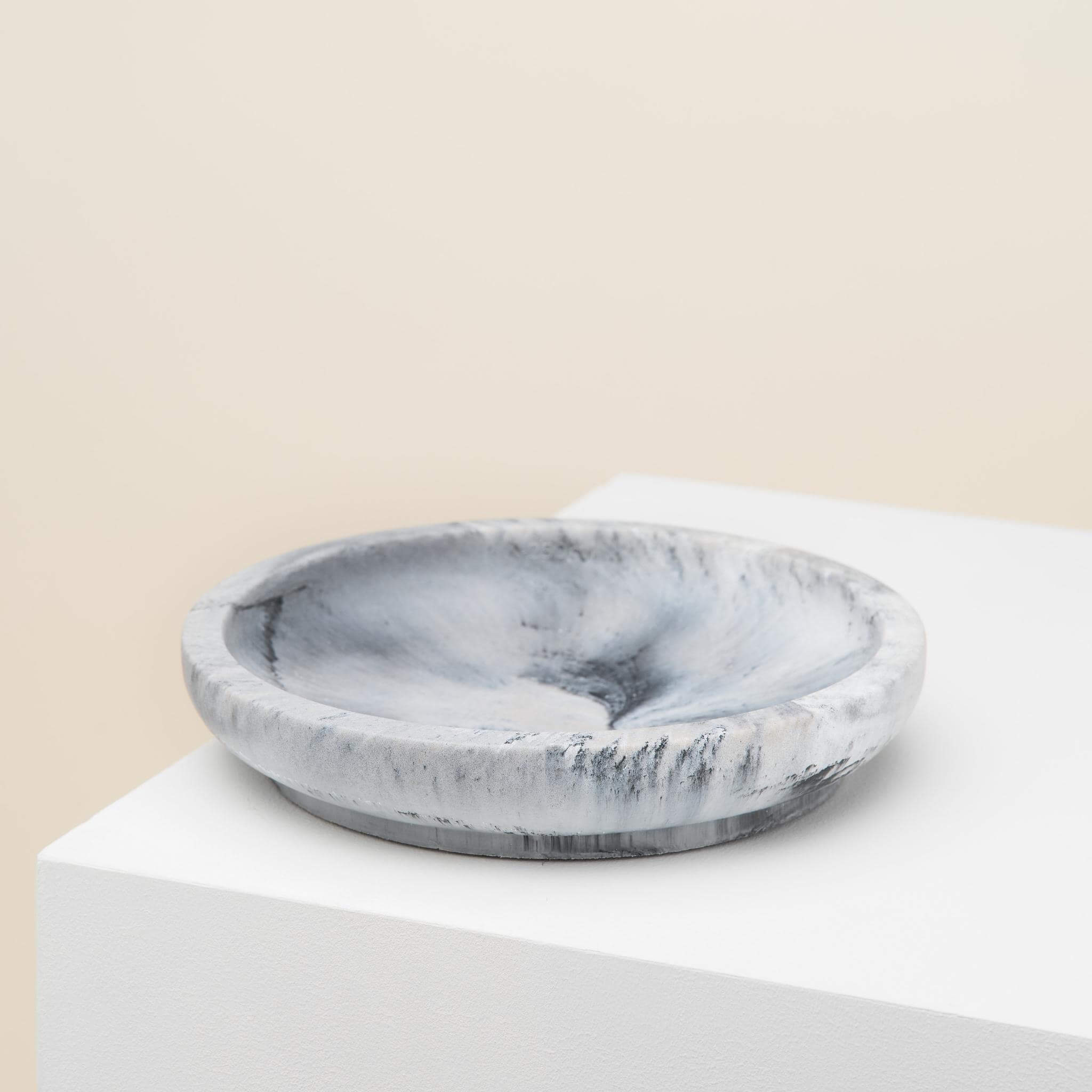 The classic feeder bowl for cats in Dolphin Gray marble color